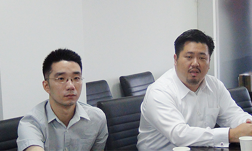 新加坡资讯通信发展管理局中国区司长、新加坡驻上海总领事馆信息产业处领事庄庆维（右）