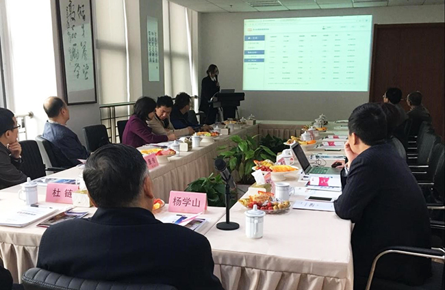 工信部原副部长杨学山听取玉祥集团海洋副总经理王路燕对玉祥集团“数据基因系统”的整体介绍和现场操作演示