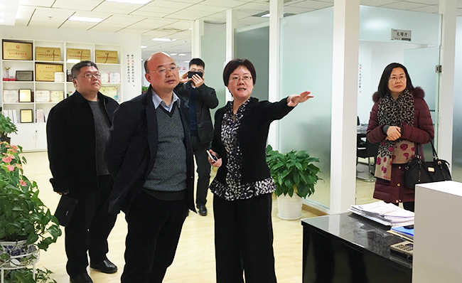 江西省信息中心主任金俊平莅临北京玉祥集团考察指导，玉祥集团互联总经理、首席规划师郑爱军予以热情接待。